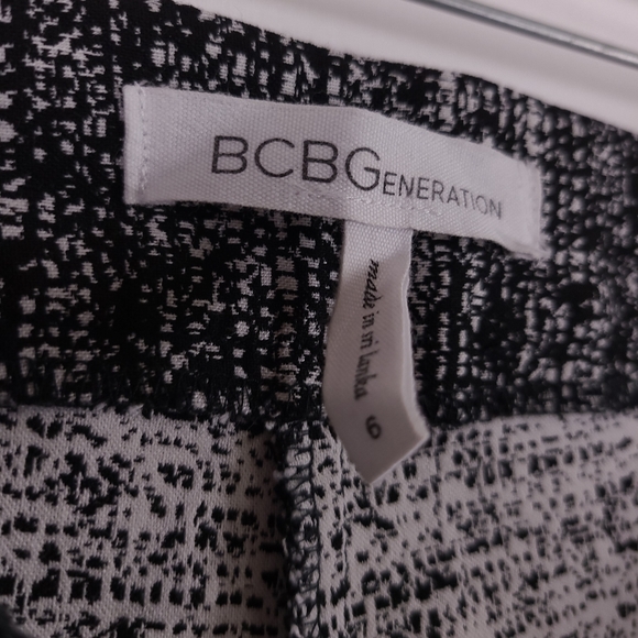 BCBGeneration Flare Leg Black White Pants Size 6 - Picture 3 of 6